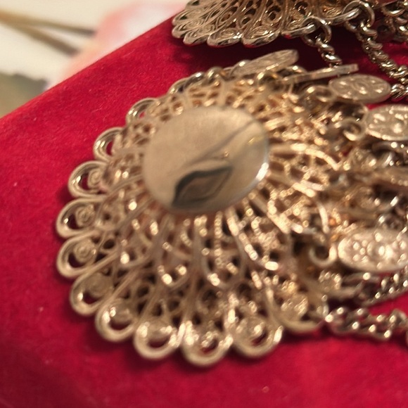 LARGE Gold coin metal vintage clip earrings w/dangling chains 1 1/2” w/3/4” drop - Picture 2 of 6